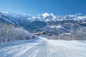 Lire la suite à propos de l’article Webcam Les Saisies : admirez en direct les pistes enneigées et le panorama de la station de ski savoyarde