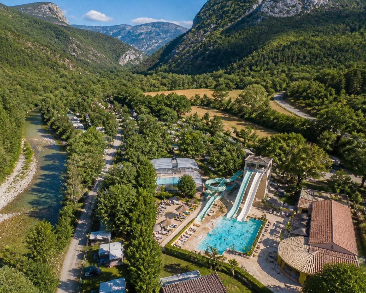 découvrez le château de galaure camping, un havre de nature idéalement situé entre le rhône et les montagnes, offrant détente, activités en plein air et paysages magnifiques pour des vacances inoubliables.