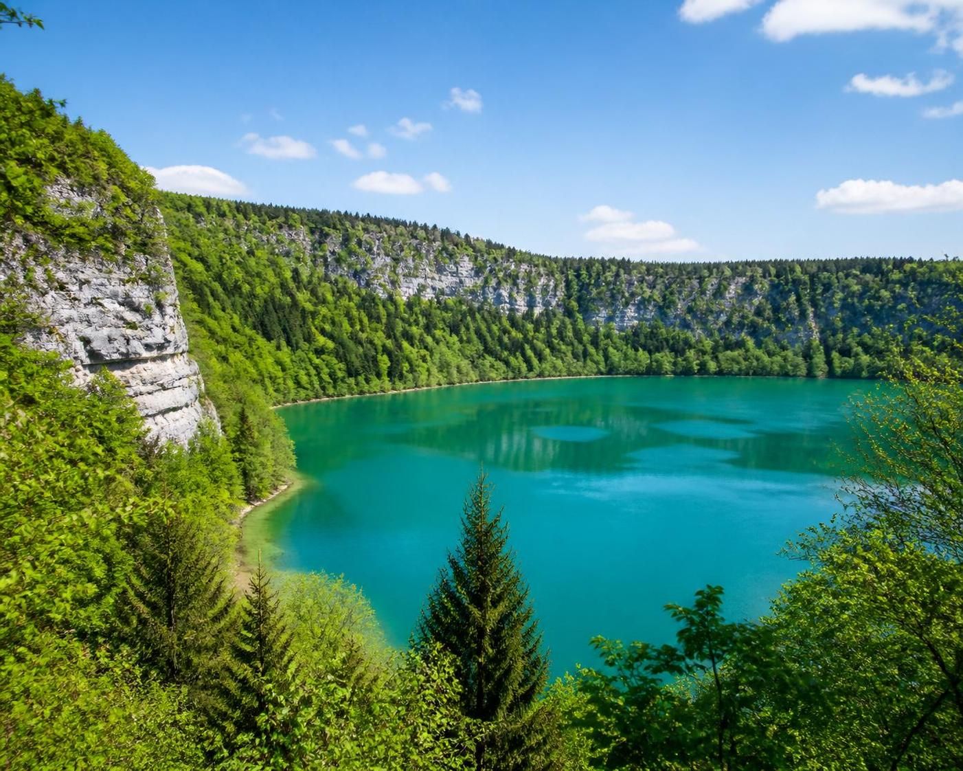 découvrez le domaine de chalain et explorez le trésor naturel unique qui entoure ce magnifique lac jurassien, entre paysages préservés et richesses naturelles.