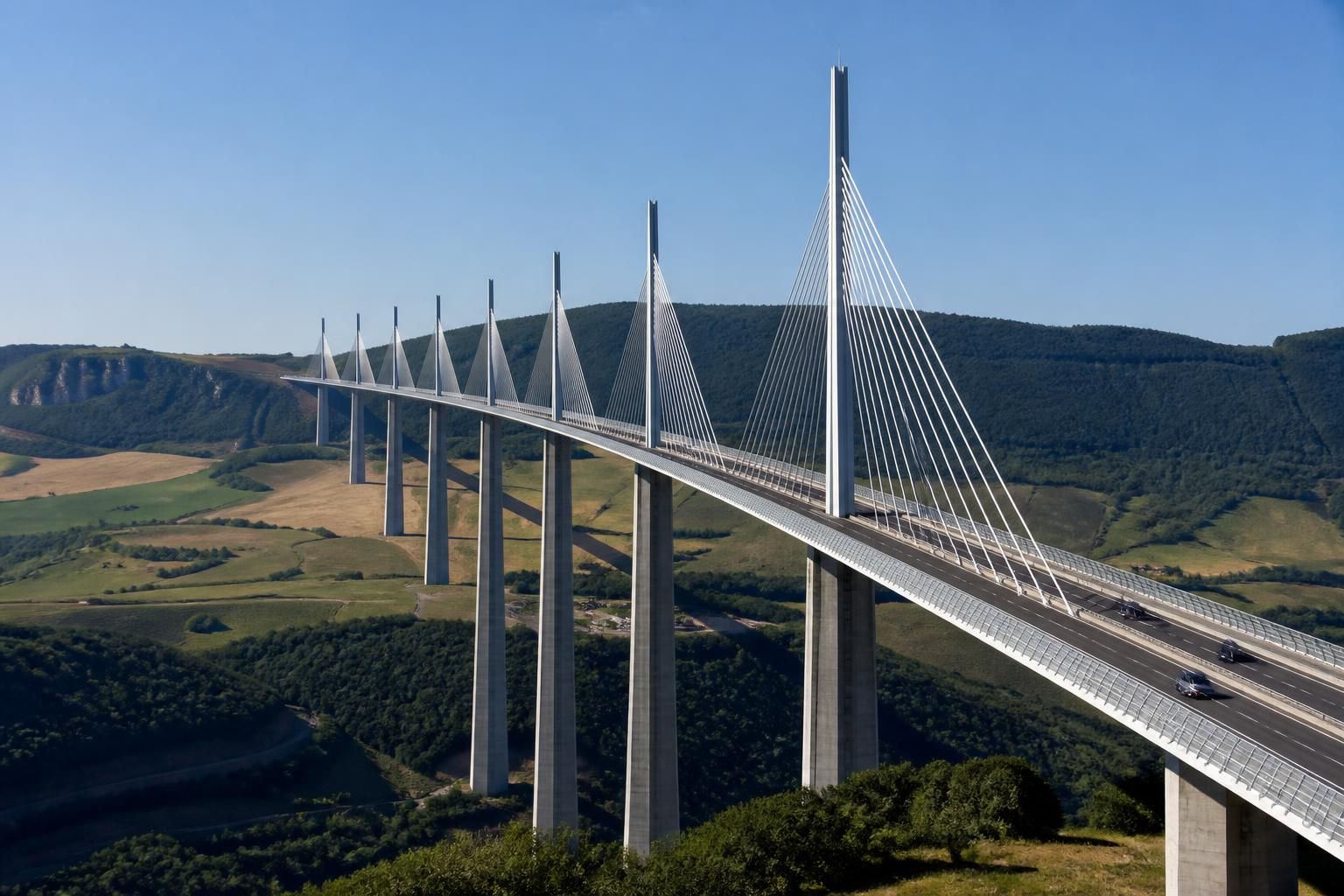 Lire la suite à propos de l’article Prix viaduc de Millau : combien coûte vraiment le passage sur ce chef-d’œuvre ?