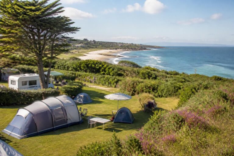 découvrez le camping ilbarritz, un havre de paix niché entre l'océan atlantique et les landes, offrant un cadre naturel exceptionnel pour des vacances ressourçantes en famille ou entre amis.